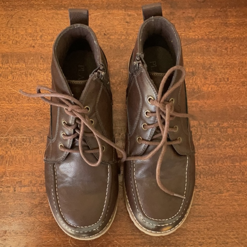 PLACE children’s shoes!